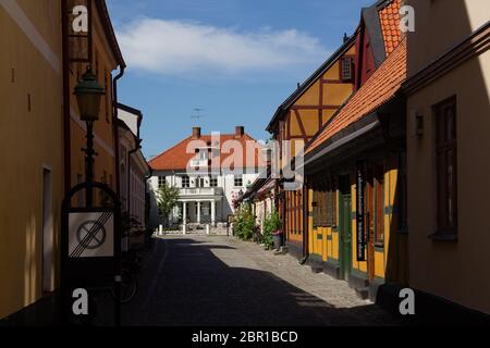 Ystad, Suède - 23 juin 2019 : une rue pavée vide de la vieille ville est bordée de maisons à colombages jaunes et brunes Banque D'Images