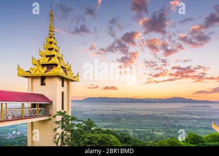 Vue depuis Mandalay Hill, Myanmar le matin. Banque D'Images