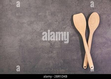 Ustensiles en bois sur la table de cuisson de la cuisine. Vue de dessus avec espace de copie Banque D'Images