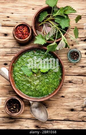 Orties soupe sur table de cuisine rustique Banque D'Images