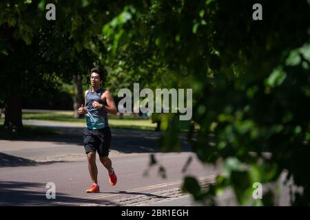 Un coureur de Greenwich Park, Londres, se bloquant aux parcs et plages avec des mesures de verrouillage atténuées. Banque D'Images