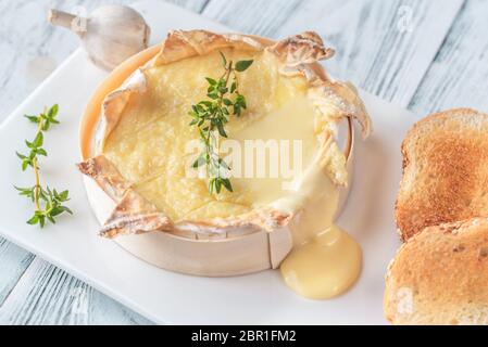 Camembert au four avec des tranches de pain grillé Banque D'Images