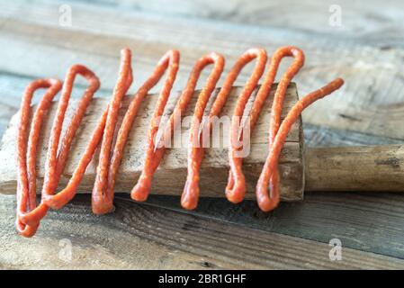 Saucisses fumées sur la planche de bois Banque D'Images