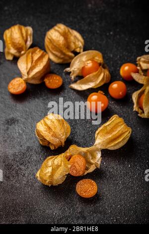 Physalis organiques juteux frais sur fond noir Banque D'Images