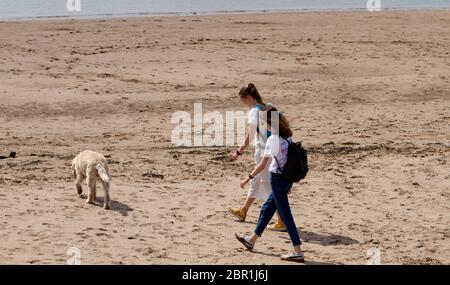 Dundee, Tayside, Écosse, Royaume-Uni. 20 mai 2020. Météo au Royaume-Uni : soleil très chaud et brumeux à Dundee, en Écosse, température maximale de 21°C. Les résidents locaux s'exercent le long de la plage Broughty Ferry à Dundee pendant les restrictions de confinement de Covid-19. Le gouvernement écossais permet aux gens de passer un peu plus de temps à l'extérieur tout en suivant les directives de distanciation sociale. Le Premier ministre d'Écosse, Nicola Sturgeon, a toujours interdit aux gens de prendre des bains de soleil et de nager sur toutes les plages écossaises. Crédit : Dundee Photographics/Alamy Live News Banque D'Images