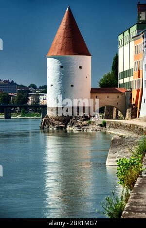 La célèbre Tour Schaibling à la rive de l'Inn à Passau, Allemagne Banque D'Images