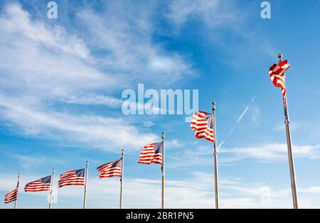 Un groupe d'Américains drapeaux flottant sur une journée ensoleillée. Concept de patriotisme et de démocratie Banque D'Images