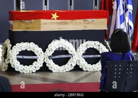 Tel Aviv, Israël. 20 mai 2020. Le cercueil à pavillon de l'ambassadeur chinois du Wei, qui est mort chez lui dans la ville côtière d'Herzlyia, est photographié lors d'une cérémonie à l'aéroport international Ben-Gurion près de tel Aviv, le 20 mai 2020. - la Chine a envoyé une équipe en Israël pour rapatrier le corps de son ambassadeur qui est mort chez lui à tel Aviv, apparemment de causes naturelles, a déclaré une source diplomatique israélienne. (Photo de JACK GUEZ/AFP) crédit : UPI/Alay Live News Banque D'Images