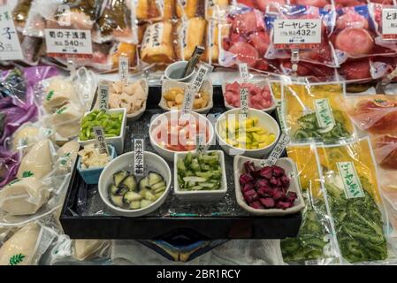 Plateau de différents cornichons disponibles pour l'échantillonnage, sur un marché dans un marché japonais, vendant les cornichons Banque D'Images