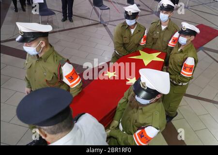 Tel Aviv, Israël. 20 mai 2020. Des soldats israéliens vêtus de masques portent le cercueil de l'ambassadeur chinois du Wei, qui est décédé chez lui dans la ville côtière d'Herzlyia, lors d'une cérémonie à l'aéroport international Ben-Gurion près de tel Aviv, le 20 mai 2020. - la Chine a envoyé une équipe en Israël pour rapatrier le corps de son ambassadeur qui est mort chez lui à tel Aviv, apparemment de causes naturelles, a déclaré une source diplomatique israélienne. (Photo de JACK GUEZ/AFP) crédit : UPI/Alay Live News Banque D'Images