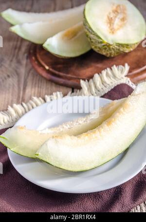 Piel de Sapo Melon Sur le fond en bois Banque D'Images