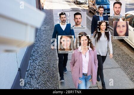 Focus sélectif de personnes reconnu des visages avec système d'apprentissage intellectuel Banque D'Images