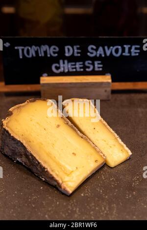 La Tomme de Savoie sur table en bois rustique en ligne buffet Banque D'Images