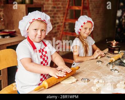 Un petit garçon fait de la cuisine dans une cuisine domestique. Famille heureuse, concept enfants heureux Banque D'Images