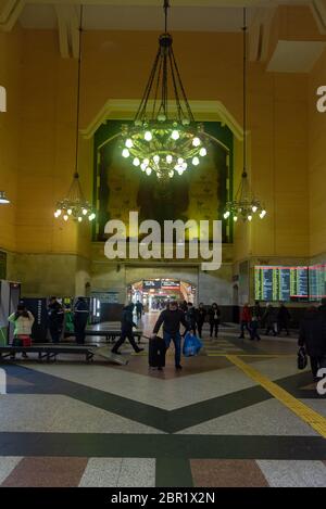 Moscou, Russie: Intérieur de la très animée gare de Moscou Kazansky. Kazansky vokzal est l'un des neuf terminaux ferroviaires de Moscou, en Russi Banque D'Images