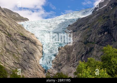 Vue du glacier Briksdalsbreen l'un des plus accessible et mieux connu des armes glacier Jostedalsbreen. La Norvège en glacier Jostedalsbreen National P Banque D'Images