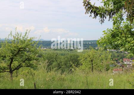 conraste entre la grange et les immeubles Banque D'Images