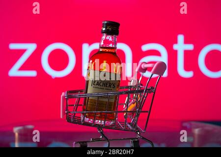 Jaipur, Inde, Circa 2020 - UNE bouteille de professeurs de crème de haute terre mixée scotch whisky dans un panier rose devant un plateau de couleur rouge zomato Banque D'Images