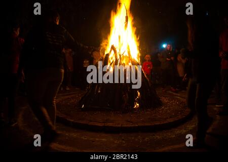 Gurgaon, Inde, Circa 2020 - Photographie d'un feu de camp géant illuminé pour le festival de lohri ou Holi ou Holika Dahan. Banque D'Images