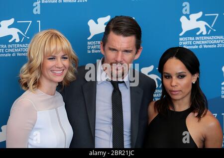 VENISE, ITALIE - SEPTEMBRE 05 : janvier Jones, Ethan Hawke et Zoe Kravitz participent à 'Good Kil Photocall pendant le 71e Festival du film de Venise Banque D'Images