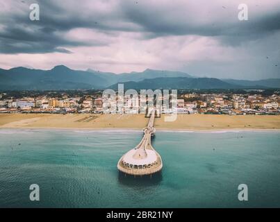 Vue aérienne incroyable sur la jetée de Lido Di Camaiore par une journée nuageux, Viareggio, Toscane. Banque D'Images