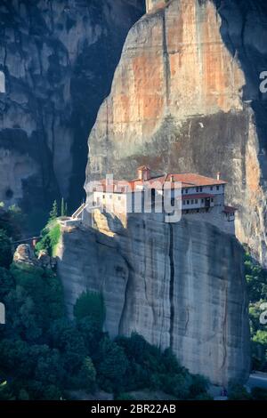 Vue imprenable du matin sur les rochers et les monastères de la région des Météores Banque D'Images