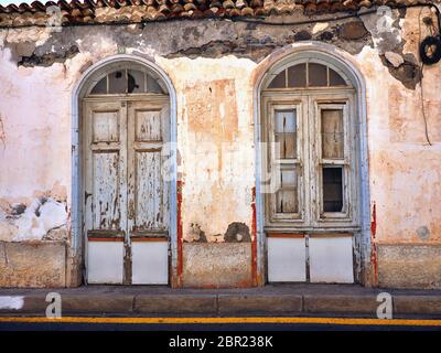 Vue de face d'un vieux et délabrés, et aperçu de old town house dans 'San Sebastian" sur "La Gomera (Canaries) en ruine. le plâtre et deux fenêtres cintrées entra Banque D'Images