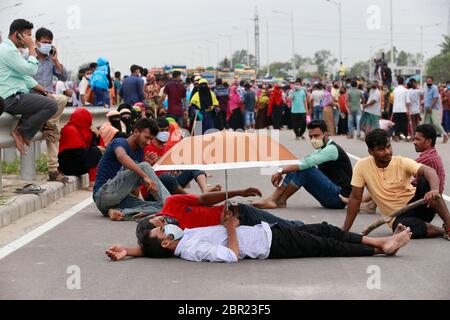 Dhaka, Bangladesh. 20 mai 2020. Durant l'isolement national pour freiner la propagation du coronavirus à Dhaka, au Bangladesh, le 20 mai 2020. Les travailleurs du secteur de l'habillement sont descendus dans la rue pour protester, risquant ainsi d'être exposés à Covid-19, exigeant de savoir quand ils recevraient leur salaire. Crédit: Suvra Kanti Das/ZUMA Wire/Alay Live News Banque D'Images