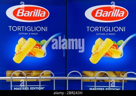 Tyumen, Russie-17 mai 2020: Boîte de pâtes Barilla. Barilla produit plusieurs sortes de pâtes. Banque D'Images