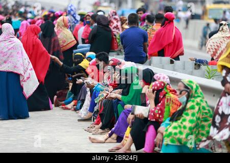 Dhaka, Bangladesh. 20 mai 2020. Durant l'isolement national pour freiner la propagation du coronavirus à Dhaka, au Bangladesh, le 20 mai 2020. Les travailleurs du secteur de l'habillement sont descendus dans la rue pour protester, risquant ainsi d'être exposés à Covid-19, exigeant de savoir quand ils recevraient leur salaire. Crédit: Suvra Kanti Das/ZUMA Wire/Alay Live News Banque D'Images