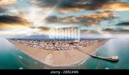 Lido Di Camaiore, Toscane. Vue aérienne incroyable au coucher du soleil. Banque D'Images