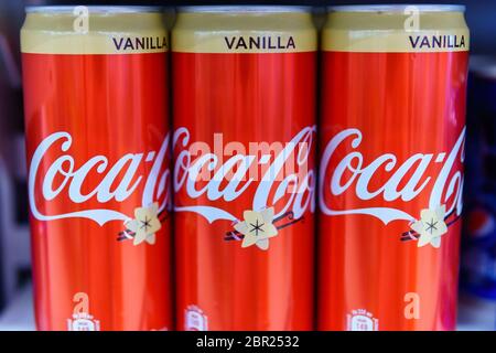 Tyumen, Russie-mai 17, 2020: gros plan de coca-cola bouteilles vanille supermarché. Sélectif Banque D'Images