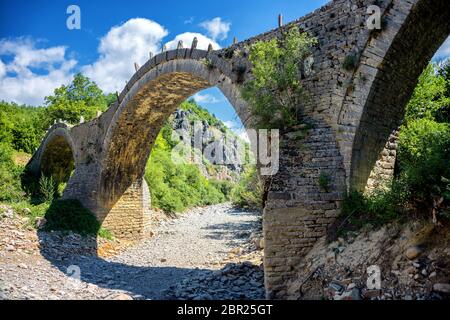 Vieux pont en pierre à trois arcades de Kalogeriko sur le canyon Vikos, Zagorohoria, Grèce Banque D'Images