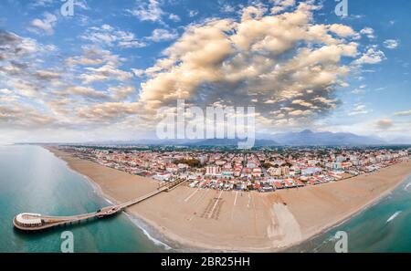 Lido Di Camaiore, Toscane. Vue aérienne incroyable au coucher du soleil. Banque D'Images