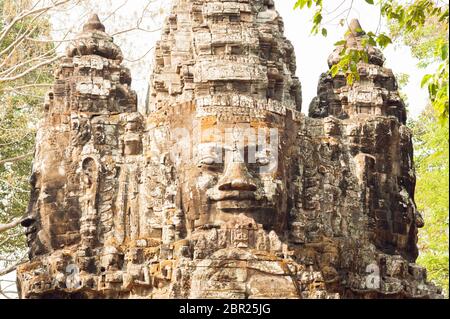Bouddha fait face à la porte de la victoire d'Angkor Thom. Angkor, site du patrimoine mondial de l'UNESCO, province de Siem Reap, Cambodge, Asie du Sud-est Banque D'Images