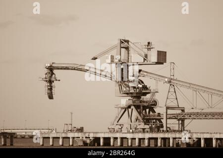 Terminal de chargement pour le chargement de cargaisons de charbon par des grues à terre. Banque D'Images