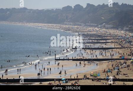 Les gens apprécient le temps chaud à la plage de Bournemouth à Dorset, tandis que les gens affluent vers les parcs et les plages avec des mesures de verrouillage assouplies. Banque D'Images