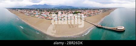 LIDO DI CAMAIORE, ITALIE - 19 MAI 2020 : vue aérienne de la magnifique côte de la ville par une journée nuageux. Panorama sur la côte Banque D'Images