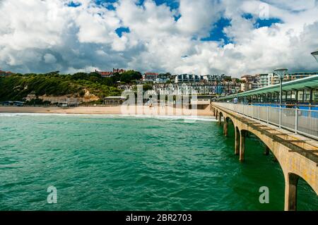 Vue depuis la jetée de Boscombe en regardant la terre. Boscombe est une banlieue de Bournemouth dans Dorset Angleterre bien qu'elle ait été historiquement dans le Hampshire. Banque D'Images