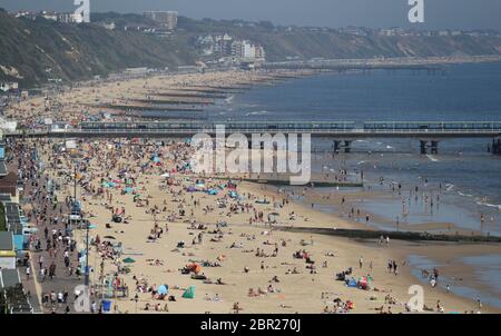 Les gens apprécient le temps chaud à la plage de Bournemouth à Dorset, tandis que les gens affluent vers les parcs et les plages avec des mesures de verrouillage assouplies. Banque D'Images