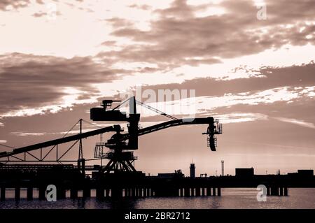 Terminal de chargement pour le chargement de cargaisons de charbon par des grues à terre. Banque D'Images