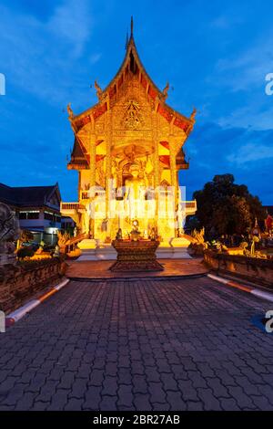 Wat Bupfaram dans la vieille ville de Chiang Mai dans la soirée, Thaïlande Banque D'Images