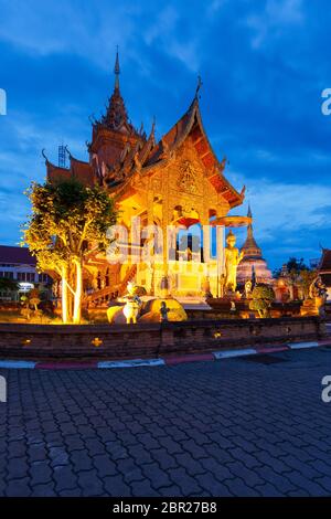 Wat Bupfaram dans la vieille ville de Chiang Mai dans la soirée, Thaïlande Banque D'Images