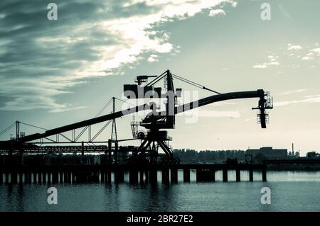 Terminal de chargement pour le chargement de cargaisons de charbon par des grues à terre. Banque D'Images
