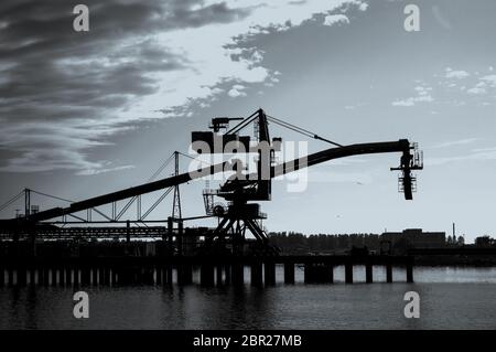 Terminal de chargement pour le chargement de cargaisons de charbon par des grues à terre. Banque D'Images