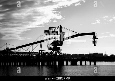 Terminal de chargement pour le chargement de cargaisons de charbon par des grues à terre. Banque D'Images