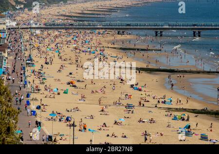 Bournemouth, Royaume-Uni, 20 mai 2020. Le jour le plus chaud de l'année amène les visiteurs à la plage, les règles de verrouillage COVID-19 étant relaxées au Royaume-Uni. Crédit John Beasley Banque D'Images