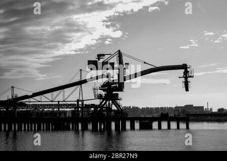 Terminal de chargement pour le chargement de cargaisons de charbon par des grues à terre. Banque D'Images