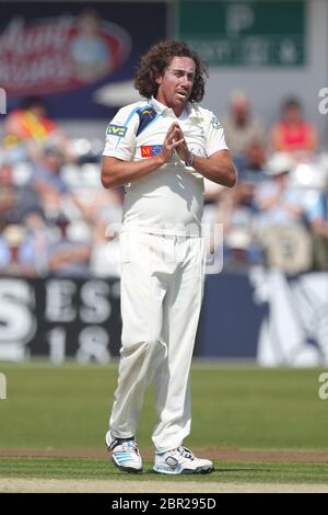 LEEDS, ANGLETERRE - Ryan Sidebottom du Yorkshire lors du match de championnat du comté de LV entre Yorkshire et Durham au terrain de cricket de Headingley, St Michaels Lane, Leeds, le mercredi 9 juillet 2014 (Credit: Mark Fletcher | MI News) Banque D'Images