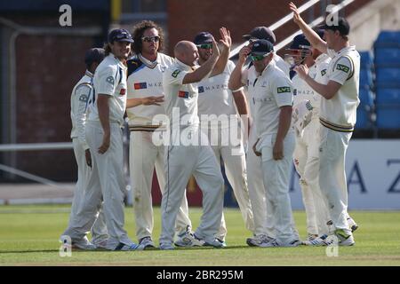 LEEDS, ANGLETERRE - les joueurs du Yorkshire célèbrent le match de cricket entre Yorkshire et Durham, lors du championnat du comté de LV, au stade de cricket Headingley, St Michaels Lane, Leeds, le mercredi 9 juillet 2014 (Credit: Mark Fletcher | MI News) Banque D'Images